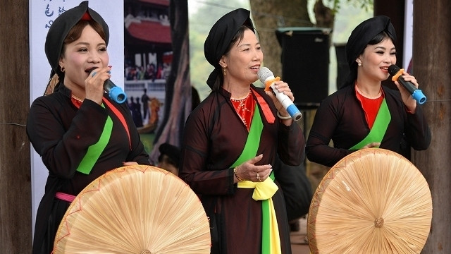 During the Lim Festival, visitors can enjoy the beautiful melodies of ‘Quan Ho’ (love duet) singing on the corners of every street.