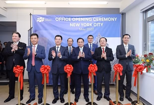 PM Pham Minh Chinh (front, third from right) and other officials at the opening ceremony of the FPT Software office in New York on May 15 (Photo: VNA)