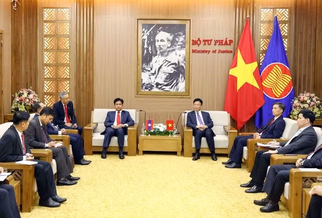 Minister of Justice Le Thanh Long holds talks with his Lao counterpart Phayvy Siboualypha (Photo: VGP)