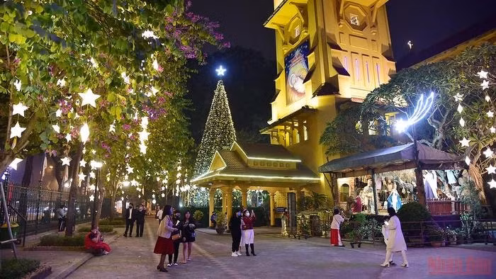 The number of people coming to Cua Bac Parish Church to celebrate Christmas was not too crowded. (Photo: Thanh Dat)