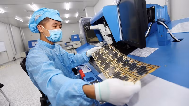 A facility to manufacture and inspect electronic circuits of Young Poong Electronics VINA in Vinh Phuc Province. (Photo: VNA)