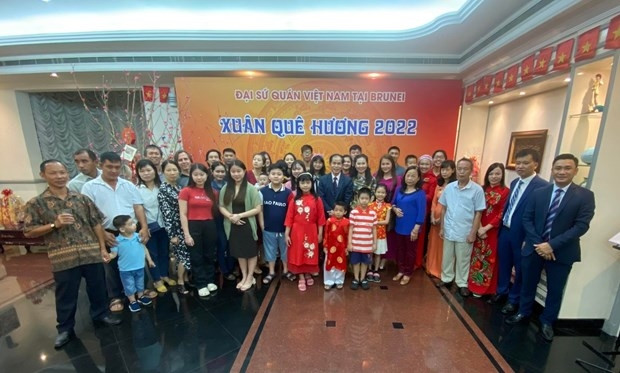 Vietnamese people in Brunei pose for a group photo at the Tet celebration (Source: VNA)