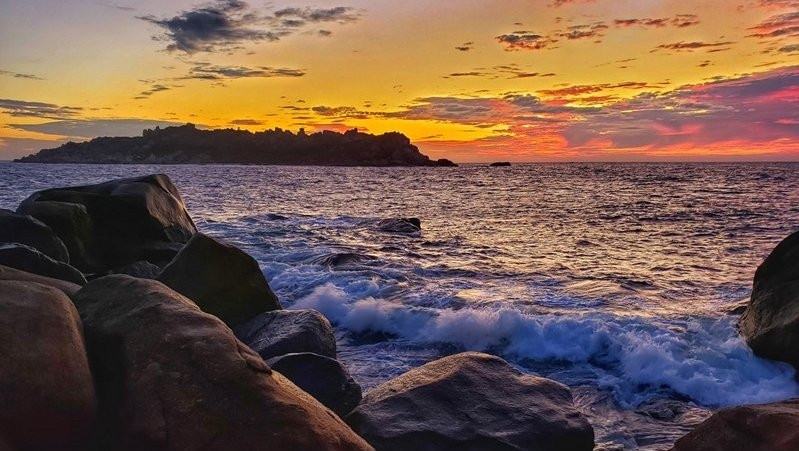 In the last stage of the journey, backpackers have to get up early and climb up and down huge rocks of different shapes in order to observe the sunrise at Doi cape. 