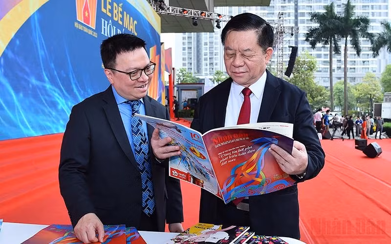 Secretary of the Party Central Committee (PCC) and Head of the PCC’s Commission for Information and Education Nguyen Trong Nghia visits the exhibition booth of Nhan Dan Newspaper. (Photo: NDO)