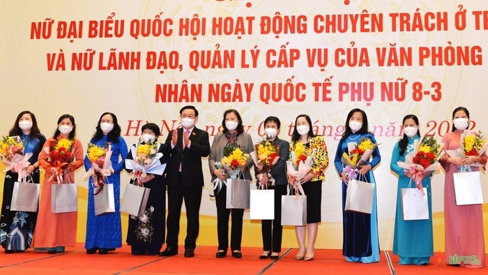 Top legislator meets female NA deputies (Photo: qdnd.vn)