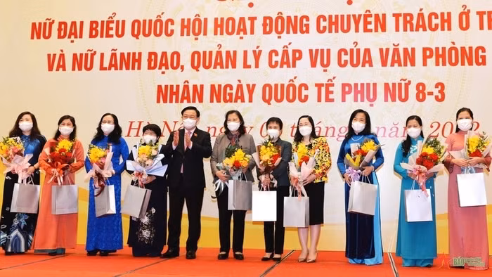 Top legislator meets female NA deputies (Photo: qdnd.vn)