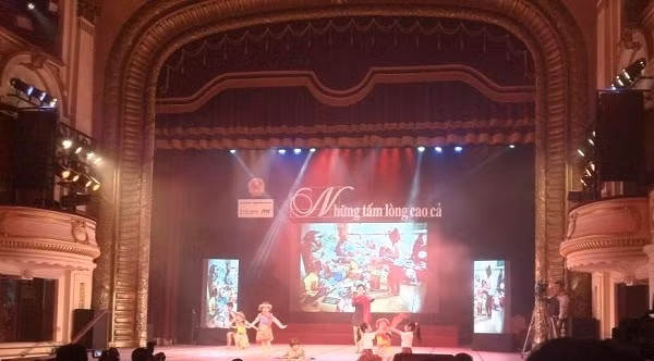 An art performance at the 2013 'Noble Hearts' programme (Source: baohaiquan.vn)