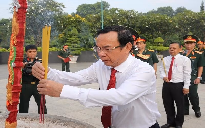 Politburo member and Secretary of the Ho Chi Minh City Party Committee Nguyen Van Nen offers incense in commemoration of heroic martyrs at the Ho Chi Minh City Martyrs’ Cemetery 
