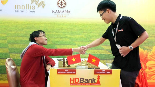 Quang Liem (right) and Truong Son meet at the 2014 HDBank Cup International Open Chess Tournament.
