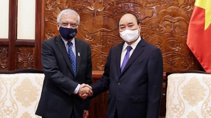 President Nguyen Xuan Phuc and outgoing UN Resident Coordinator in Vietnam Kamal Malhotra (Photo: VNA)