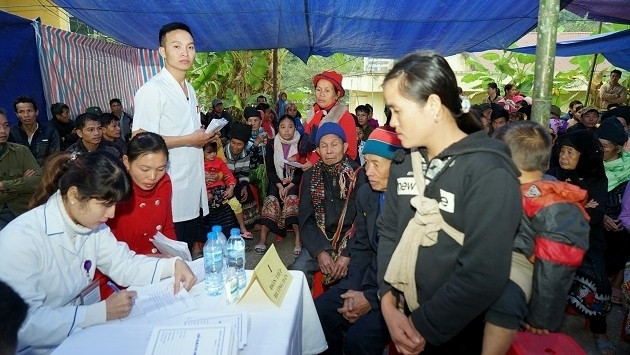 Staff from the Central Lung Hospital provide free medical treatment to disadvantaged locals in Thanh Hoa province. (Photo: NDO)