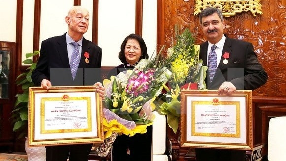 Vice President Dang Thi Ngoc Thinh (C) presents the Vietnamese third-class Labour Order to the two Presidents of SOS Children’s Villages International (Credit: VNA)
