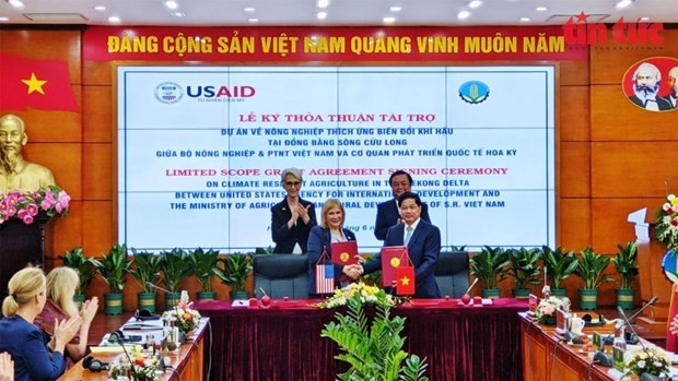 At the signing ceremony (Photo: VNA)