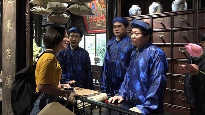 Visitors to Dai Nam Thai Y Duong (Dai Nam Royal Medical Hall) in Hue city will have an opportunity to get pulse diagnosis by Oriental medicine practitioners who are members of the Hue Oriental Medicine Association. (Photo: VNA)