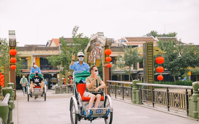 Foreign tourists visit Hoi An (Photo: NDO)