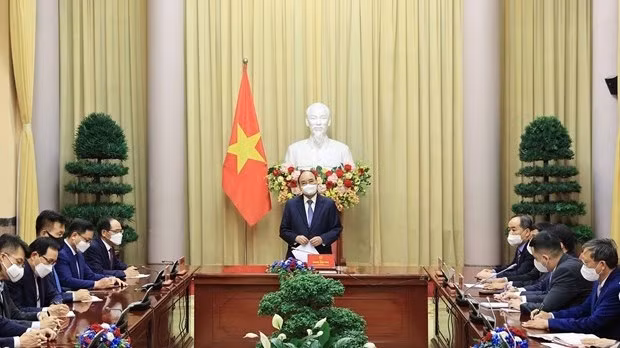President Nguyen Xuan Phuc meets Yoon Sang Ho, Chairman of the Korean Association in Vietnam and representatives of a number of large ROK corporations on July 15. (Photo: VNA)