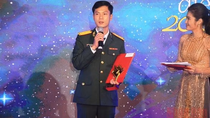 Director Ha Xuan Truong (from People's Army Cinema) receives the Golden Kite Award for the scientific film "Occlusion radiotherapy". (Photo: NDO)