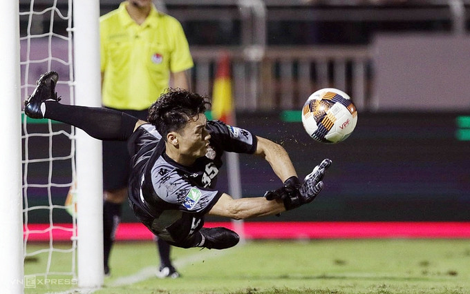 Vietnamese National Cup 2020 - Round of 16 - HCM City vs SHB Da Nang - Thong Nhat Stadium - May 30, 2020 HCM City's Bui Tien Dung blocks a penalty by a SHB Da Nang player.(Photo: Vnexpress)