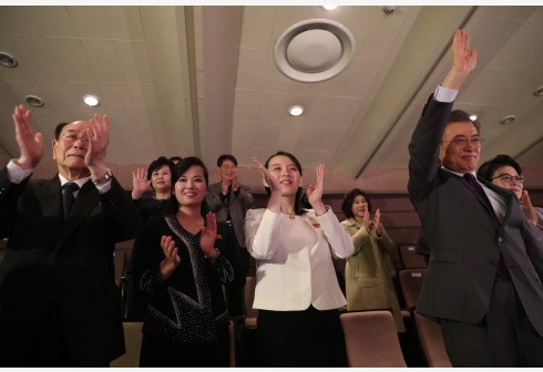 The RoK President Moon Jae-in (1st R front), Kim Yong Nam (1st R front), president of the Presidium of the Supreme People's Assembly of the DPRK, Kim Yo Jong (2nd R front), the younger sister of top DPRK leader Kim Jong Un celebrate the success of a concert performed by a 140-member DPRK art troupe in Seoul, South Korea, Feb. 11, 2018. (Photo: Xinhua)