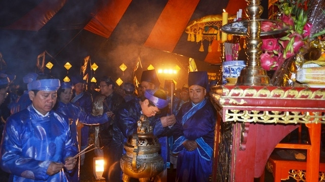 Participants offer incense to pray for a peaceful country and prosperous people (Photo: baothuathienhue.vn)