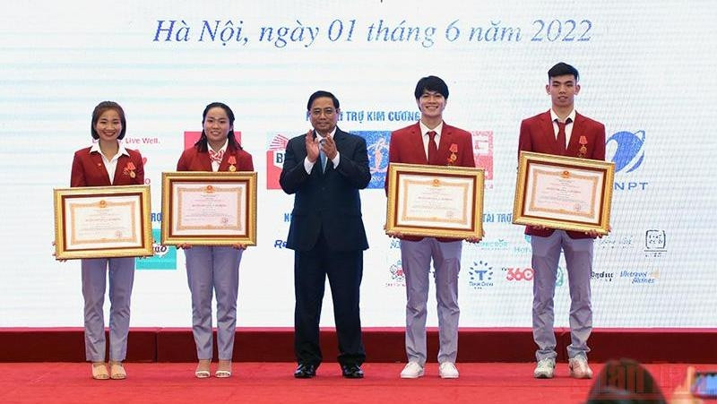 Prime Minister Pham Minh Chinh and athletes with excellent performances at SEA Games 31. (Photo: Tran Hai)