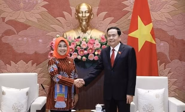 Standing Vice Chairman of the National Assembly Tran Thanh Man (R) receives Chairperson of DPD Committee for Parliamentary Cooperation Sylviana Murin (Photo: VNA)