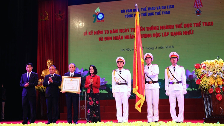 Politburo member and Head of Head of the Party Central Committee’s Commission for Mass Mobilisation Truong Thi Mai awards the first-class Independence Order for the sector on its 70th anniversary on March 27. (Credit: VGP)