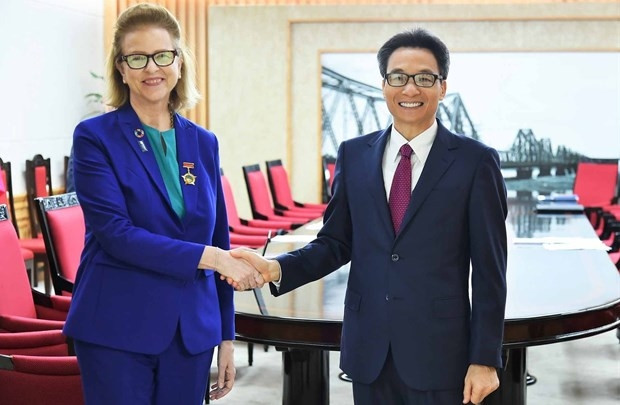 Deputy Prime Minister Vu Duc Dam (R) and United Nations Development Programme (UNDP) Resident Representative Caitlin Wiesen (Photo: VNA) 