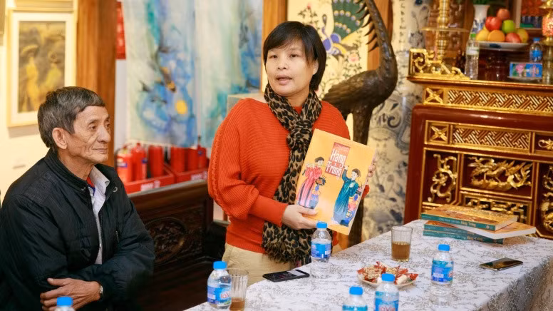 Author Nguyen Thi Thu Hoa introduces her book at the ceremony 