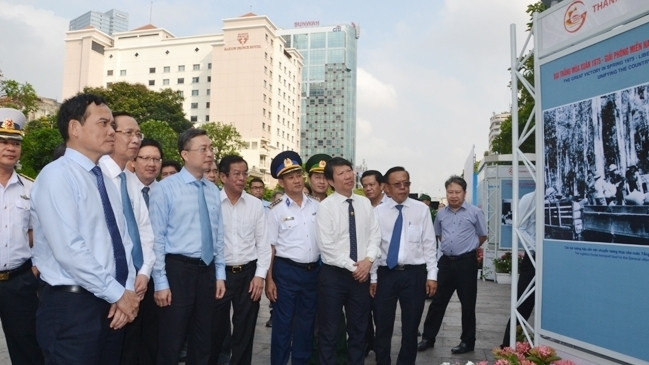 Visitors at the photo exhibition on Ho Chi Minh City's development. (Photo: NDO/Manh Hao)