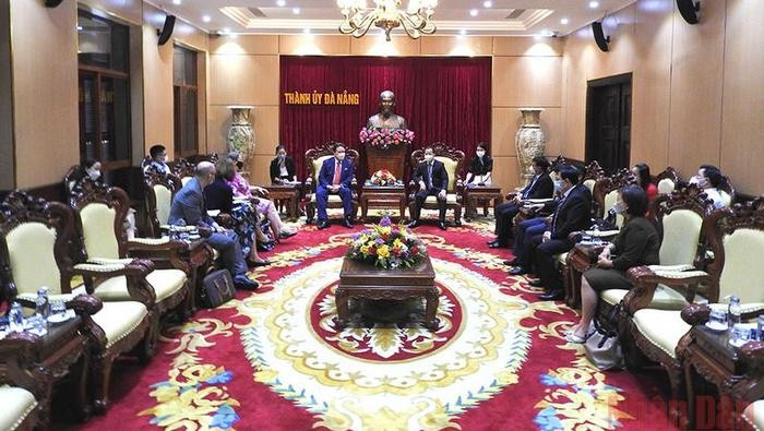 Secretary of the Da Nang Party Committee Nguyen Van Quang (second from right) receives Marc E. Knapper, US Ambassador to Vietnam. (Photo: NDO)