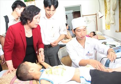 MOLISA Minister Pham Thi Hai Chuyen visits children at the Thuy An Rehabilitation Centre for Handicapped Children (Photo: molisa.gov.vn)