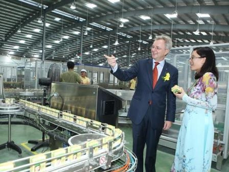 Tetra Pak Vietnam General Director Bert Jan Post (left) introduces the automatic production line at the Vinasoy plant in Bac Ninh 
