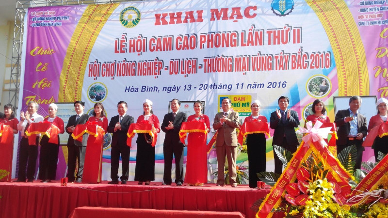 Delegates cutting the ribbon to open festival