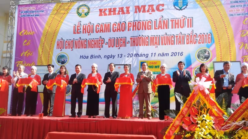 Delegates cutting the ribbon to open festival