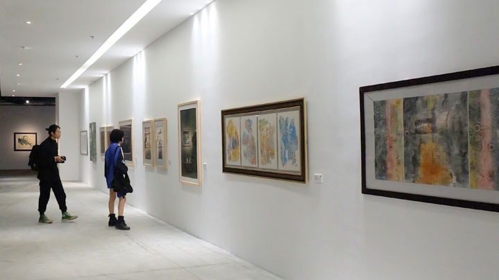 Works on display at the exhibition (Photo: hanoimoi.com.vn)