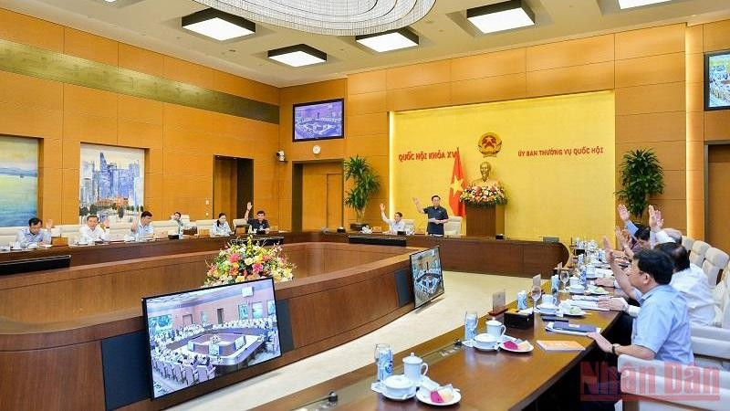 The National Assembly Standing Committee approves environmental tax cuts on fuels to curb price rises. (Photo: Duy Linh)