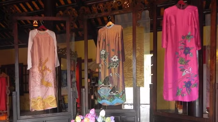Outfits on display at the exhibition (Photo: hueworldheritage.org.vn)