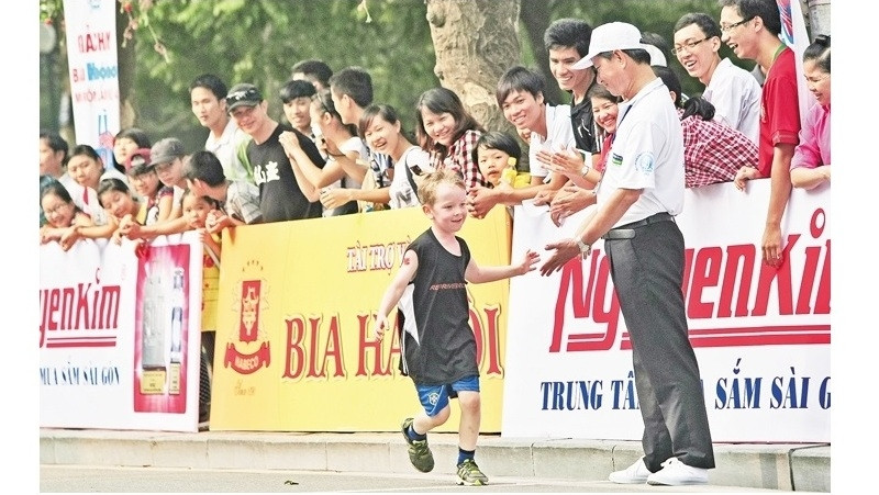 A foreign boy cheered at an international sporting event in Hanoi (Photo credit: Minh Le)
