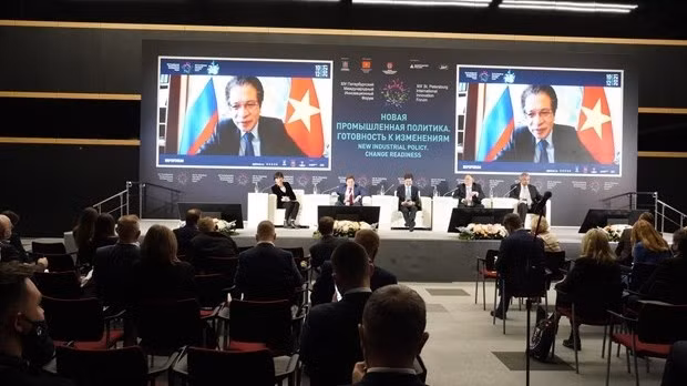 Vietnamese Ambassador to Russia Dang Minh Khoi addresses the forum's plenary session on November 10. (Photo: NA)