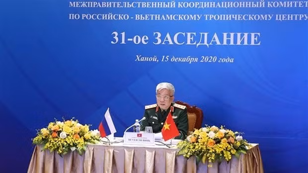 Deputy Minister of Defence Sen. Lieut. Gen Nguyen Chi Vinh speaks at the meeting (Photo: VNA)