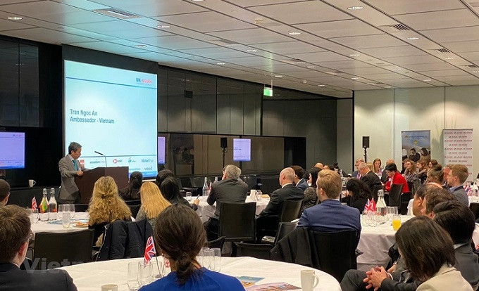 Vietnamese Ambassador to the UK Tran Ngoc An speaks at the UKABC Business Breakfast Forum on ASEAN 2020 in London on January 14. (Photo: VNA)