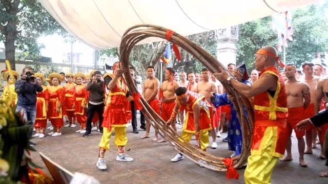Important rituals are performed before the tug-of-war.