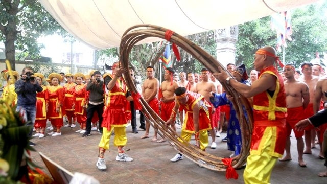 Important rituals are performed before the tug-of-war.