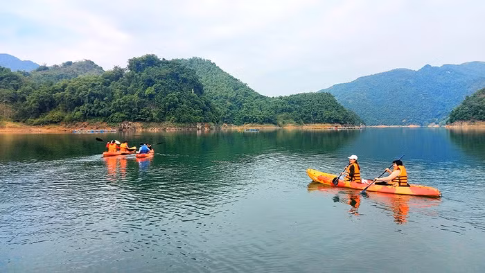 Visitors kayaking on Hoa Binh lake. (Photo: NDO)