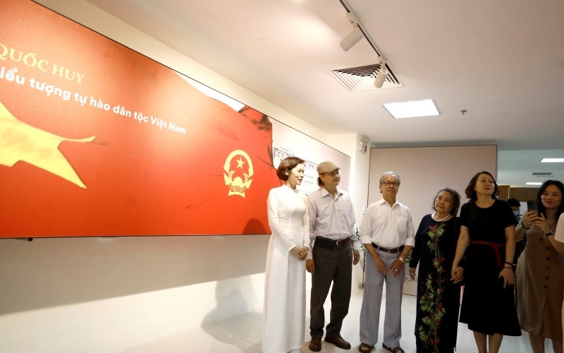 The exhibition attracts a large number of visitors. 