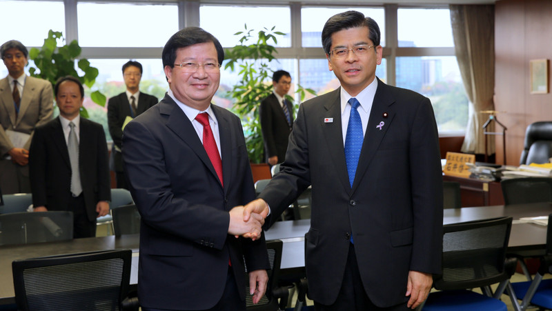 Vietnamese Deputy Prime Minister Trinh Dinh Dung (L) and Minister of Land, Infrastructure, Transport and Tourism Keiichi Ishii (Photo: VGP)