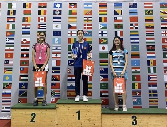 Vu Thi Anh Thu of Vietnam (centre) on the top podium of the Croatia Open on June 23 (Photo: VNA)