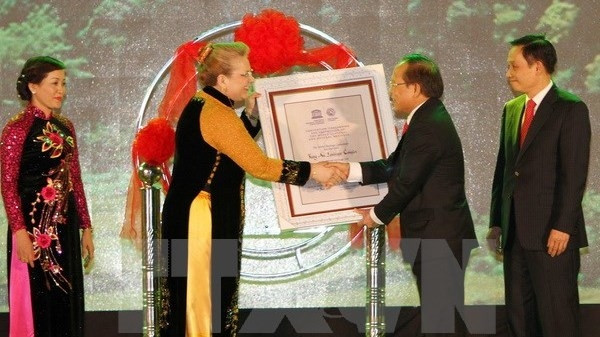 UNESCO chief representative in Vietnam Katherine Muller Marin presents a certificate recognising the Trang An Landscape Complex in Ninh Binh province as a World Cultural and Natural Heritage to the Minister of Culture, Sports and Tourism Hoang Tuan Anh on January 23 (Photo: VNA)