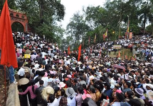 People from across the country flock to Phu Tho to commemorate the death anniversary of the Hung Kings
